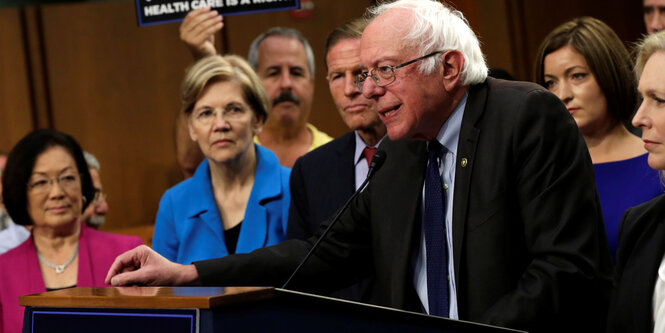 Einige Menschen, darunter Bernie Sanders