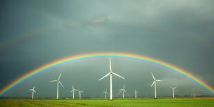 Windräder vor Regenbogen