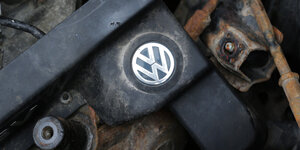Ein VW-Logo inmitten eines auseinandergebauten Motors