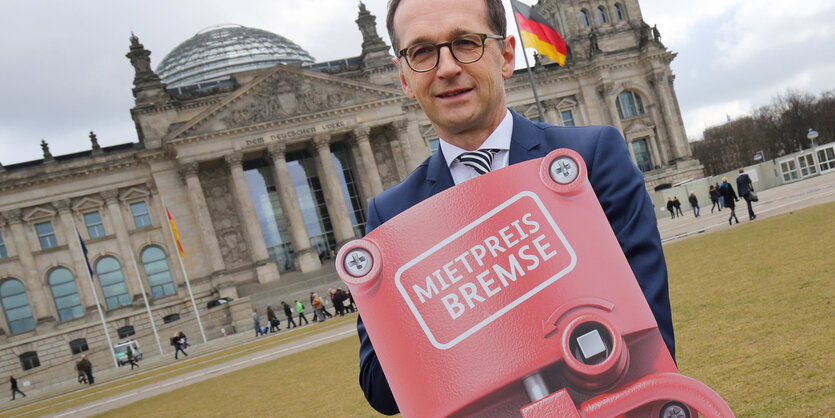 Heiko Maas vor dem Reichstag