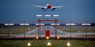 Flugzeug über Landebahn