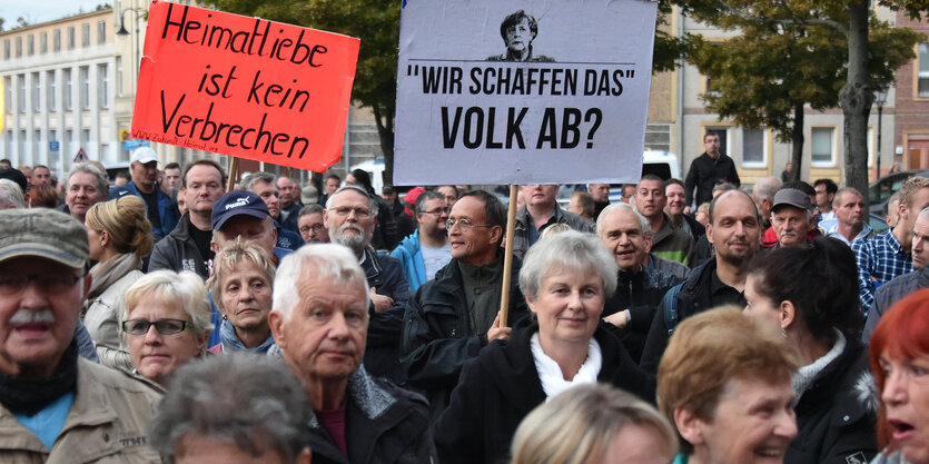 Menschen auf einer Demonstration halten Schilder hoch