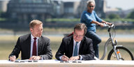 Armin Laschet und Christian Lindner unterzeichne Koalitionsvertrag