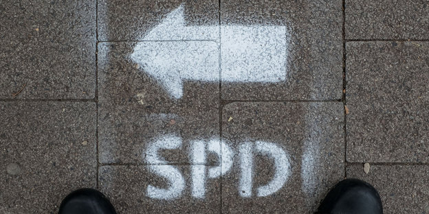 Unter einem nach links zeigenden Pfeil steht SPD