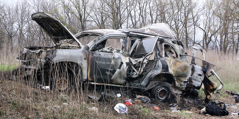 Ein zerstörtes Auto