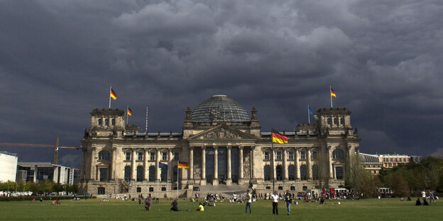 dunkle Wolken über dem Berliner Reichstag