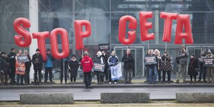 Protestler mit Ballons in der Form von Buchstaben, sie bilden die Worte Stop Ceta