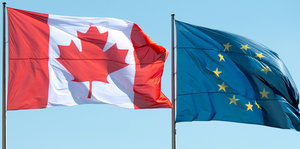 Die kanadische und die EU-Flagge wehen im Wind
