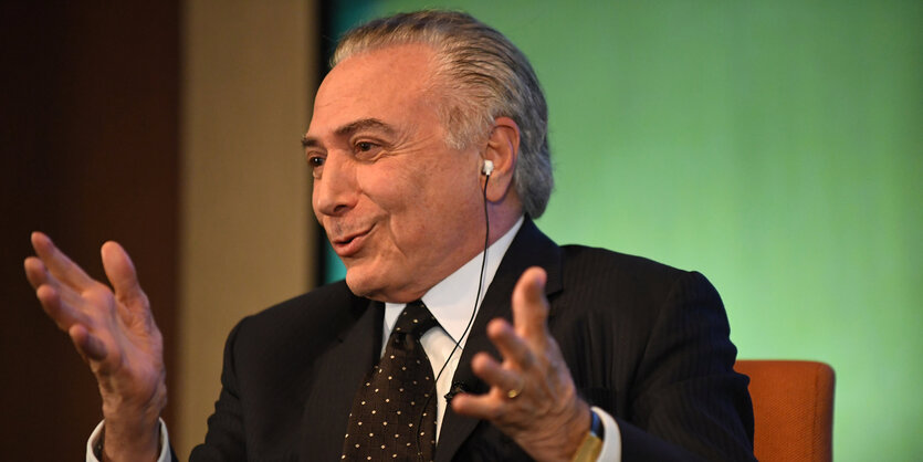 Michel Temer gestikuliert