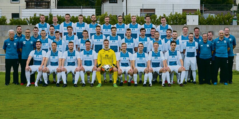 Fußballer und Trainer beim Gruppenbild