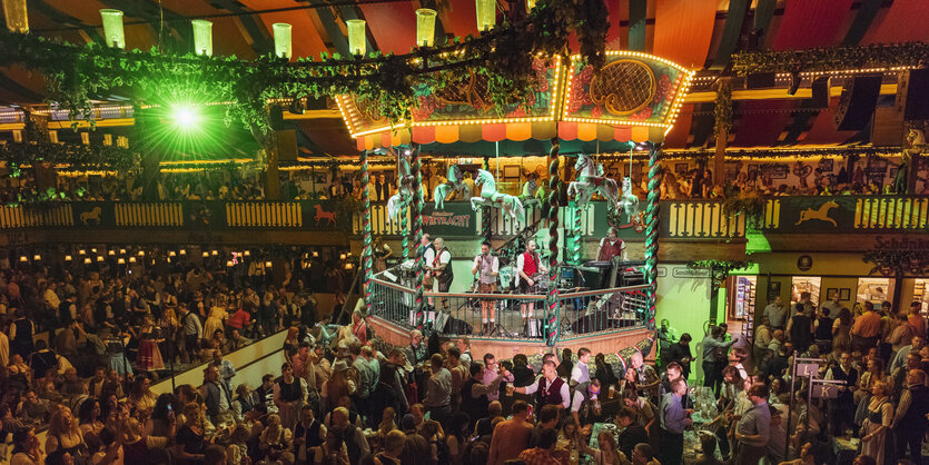 Die Bierzeltband Münchner Zwietracht auf ihrer Bühne im Marstall-Festzelt auf dem Münchner Oktoberfest