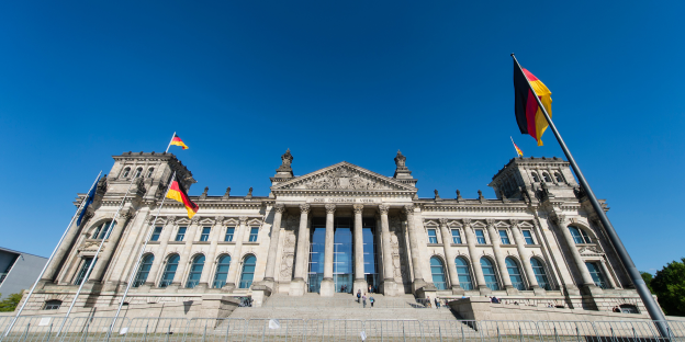 Der deutsche Bundestag vor blauem Himmel
