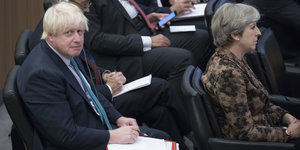 Boris Johnson und Theresa May sitzen hintereinander