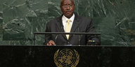 Yoweri Museveni an einem Rednerpult