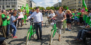 Cem Özdemir und Katrin Göring-Eckardt von den Grünen mit Fahrrädern bei einer Auftaktveranstaltung ihrer Wahlkampftour