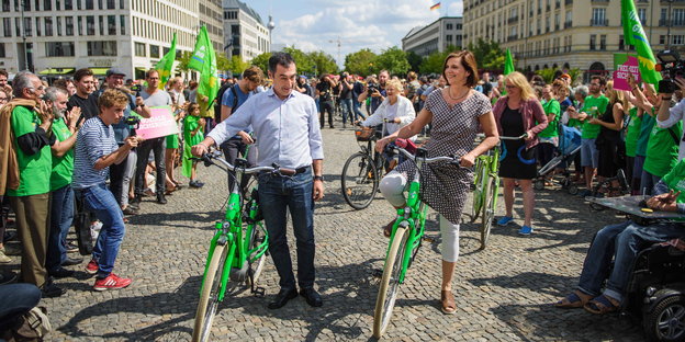 Cem Özdemir und Katrin Göring-Eckardt von den Grünen mit Fahrrädern bei einer Auftaktveranstaltung ihrer Wahlkampftour