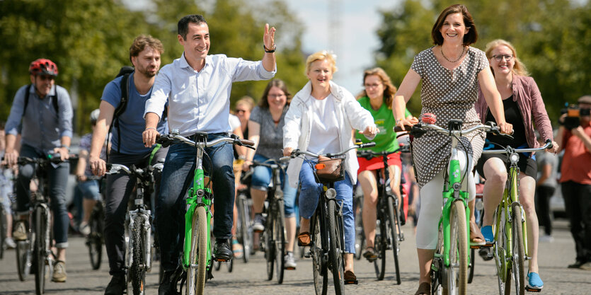 Cem Özdemir und Katrin Göring-Eckardt auf Fahrrädern