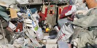 Arbeiterin auf chinesischer Müllhalde
