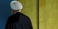 Ein Mann, Hassan Ruhani, von hinten zu sehen