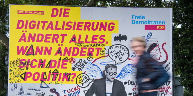 Ein Mensch joggt an einem FDP-Plakat vorbei