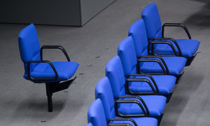 Ein Stuhl steht allein im Bundestag