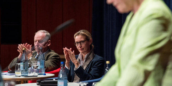 Alexander Gauland und Alice Weidel applaudieren