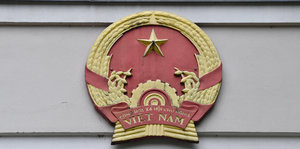 Wappen Vietnams an der Botschaft