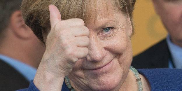 Angela Merkel zeigt ihren Daumen