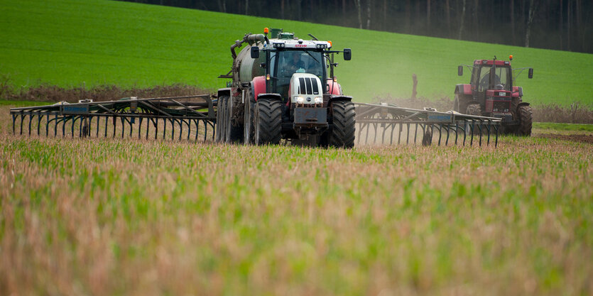 Ein Landwirt bringt am 11.04.2016 bei Linden im Kreis Uelzen (Niedersachsen) Gülle als Dünger auf einem Feld aus