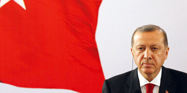 Der türkische Präsident Erdogan unter einer türkischen Flagge.