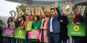 Wahlkampfveranstaltung der Grünen, die PolitikerInnen halten Schilder mit "Darum Grün" hoch
