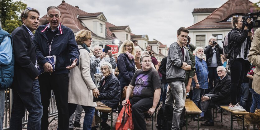 Menschen auf einem Platz