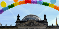 Ein Bogen an bunten Luftballons vor dem Bundestag
