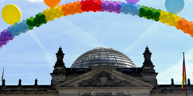 Ein Bogen an bunten Luftballons vor dem Bundestag