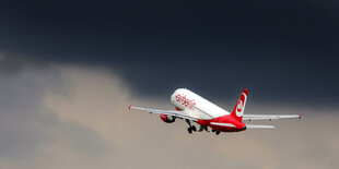 Ein Flugzeug startet in einen dunklen, wolkenverhangenen Himmel