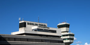 Der Tower und ein Teil des Hauptgebäudes der Berliner Flughafens Tegel