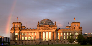 Reichstag mit Regenbogen