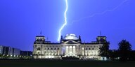 Ein Blitz über dem Bundestag