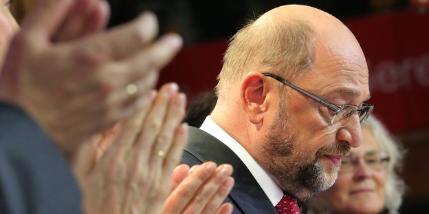 Menschen applaudieren Martin Schulz