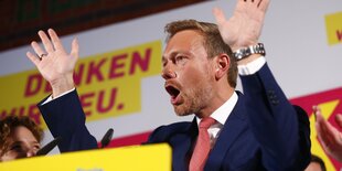 Christian Lindner hält beide Hände hoch