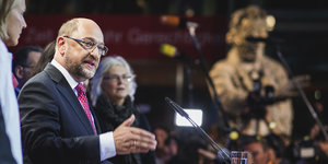 Martin Schulz spricht an einem Podium