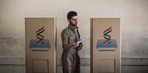 Ein Kurde verlässt mit seinem Stimmzettel die Wahlkabine