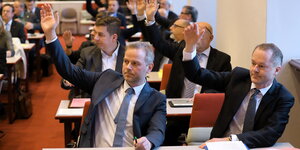 Die AfDler Leif-Erik Holm und Matthias Manthei heben im Landtag von Mecklenburg-Vorpommern in Schwerin ihre Hand zur Abstimmung