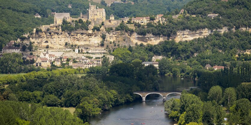 Eine Flusslandschaft mit Burg