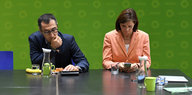 Cem Özdemir und Katrin Göring-Eckardt sitzen nebeneinander und tippen auf ihren Smartphones