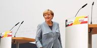 Angela Merkel zwischen Mikrofonen