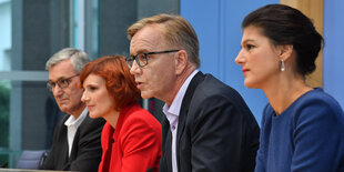 zwei Männer (Bartsch und Riexinger) und zwei Frauen (Wagenknecht und Kipping) auf einem Podium