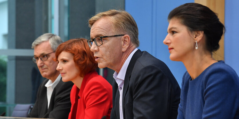 zwei Männer (Bartsch und Riexinger) und zwei Frauen (Wagenknecht und Kipping) auf einem Podium