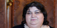 Khadija Ismayilova sitzt in schwarzem T-Shirt vor einer prunkvollen Mahagoni-Wand