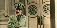 Charlie Chaplin, nachdenklich schauend, in der Rolle als Diktator Adenoid Hynkel